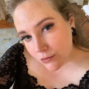 Meet your Posher, Caitlin